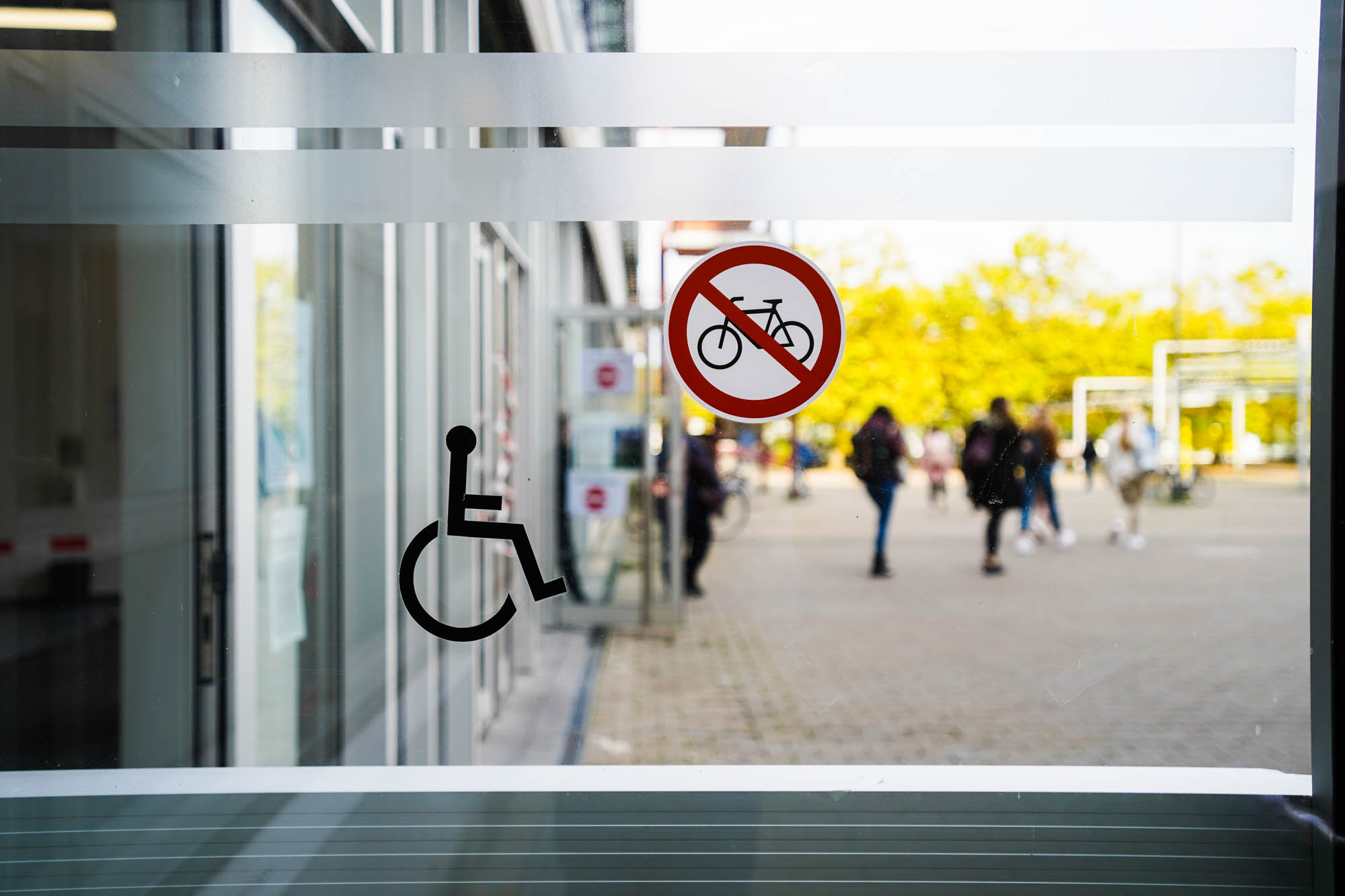 geklebtes Rollstuhlzeichen an Glastür