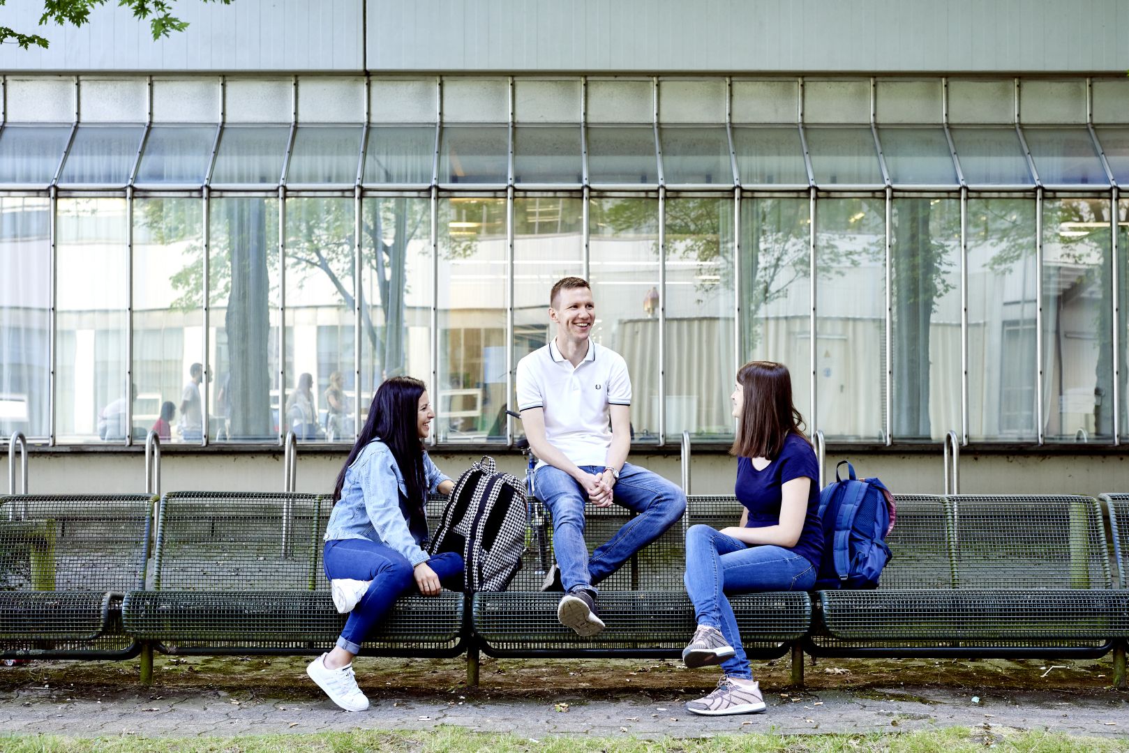 Studierende auf dem Campus der Universität Bielefeld