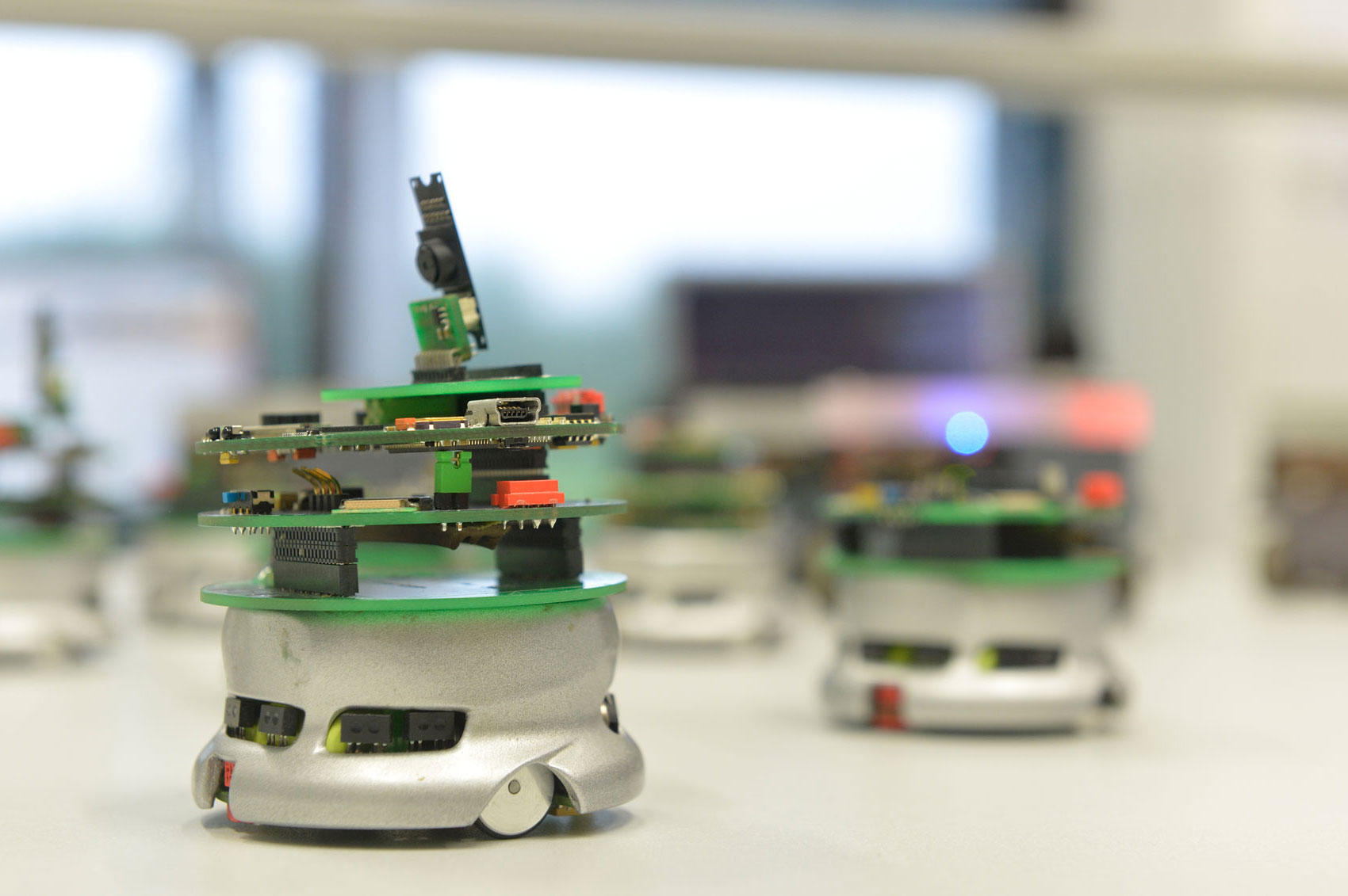 Gruppe von fahrenden kleinen Robotern mit Sensoren