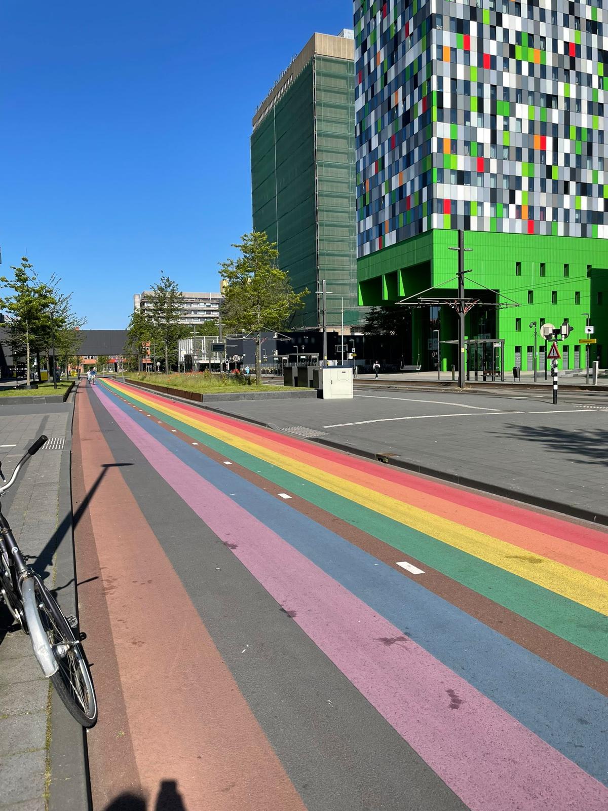 Fahrradweg in Regenbogenfarben auf dem Campus