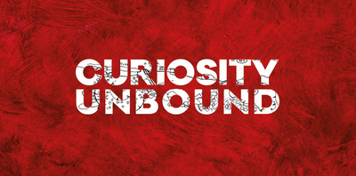 Weie Schrift "Curiosity Unbound" auf rotem Untergrund